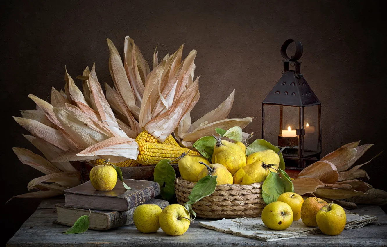 Фото обои темный фон, яблоки, еда, кукуруза, фонарь, посуда, фрукты, натюрморт