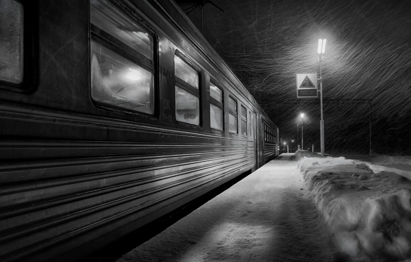Фото обои зима, станция, утро, вагон, электричка, метель
