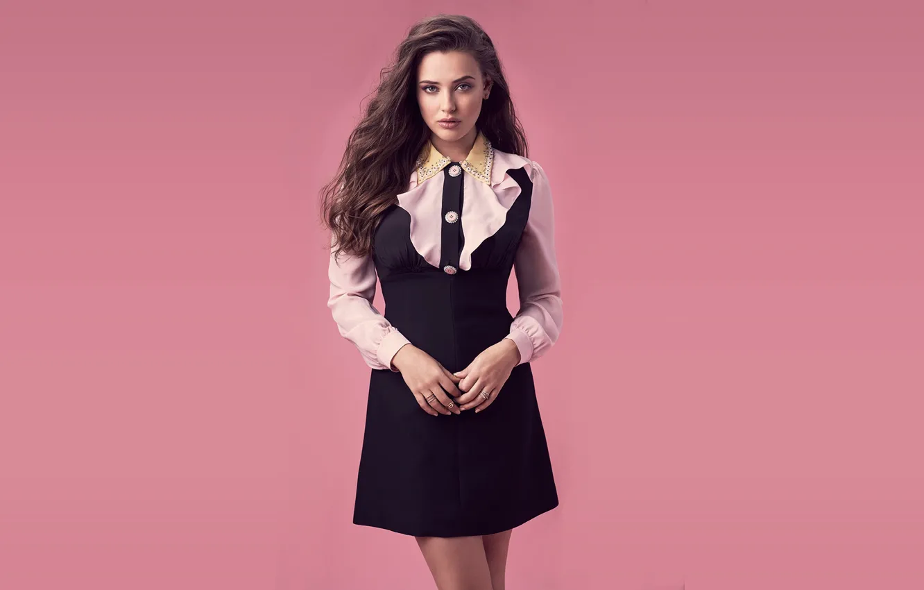 Фото обои девушка, поза, фон, фигура, платье, красивая, взгялд, Katherine Langford
