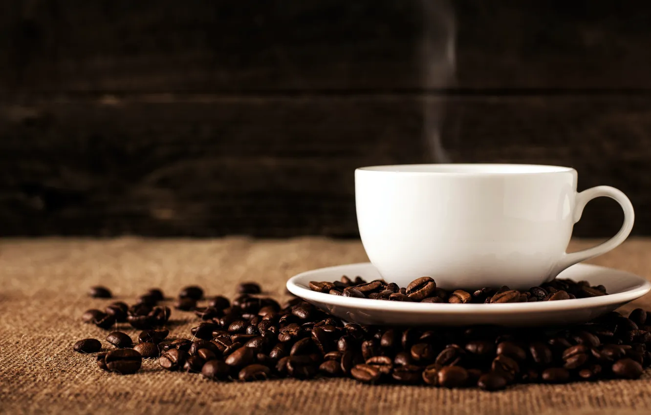 Фото обои темный фон, кофе, пар, кружка, напиток, кофейные зерна