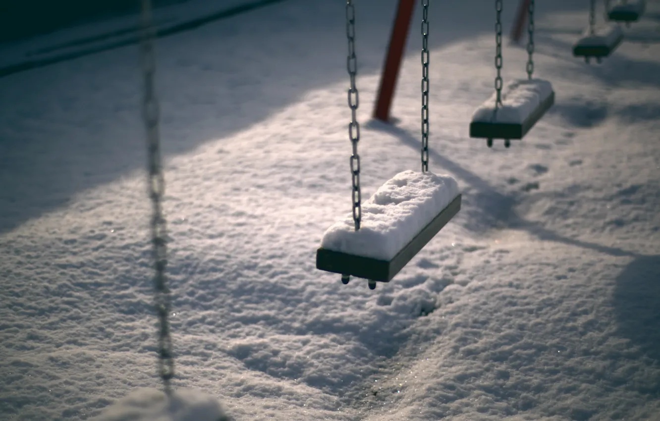Фото обои зима, снег, город, качели