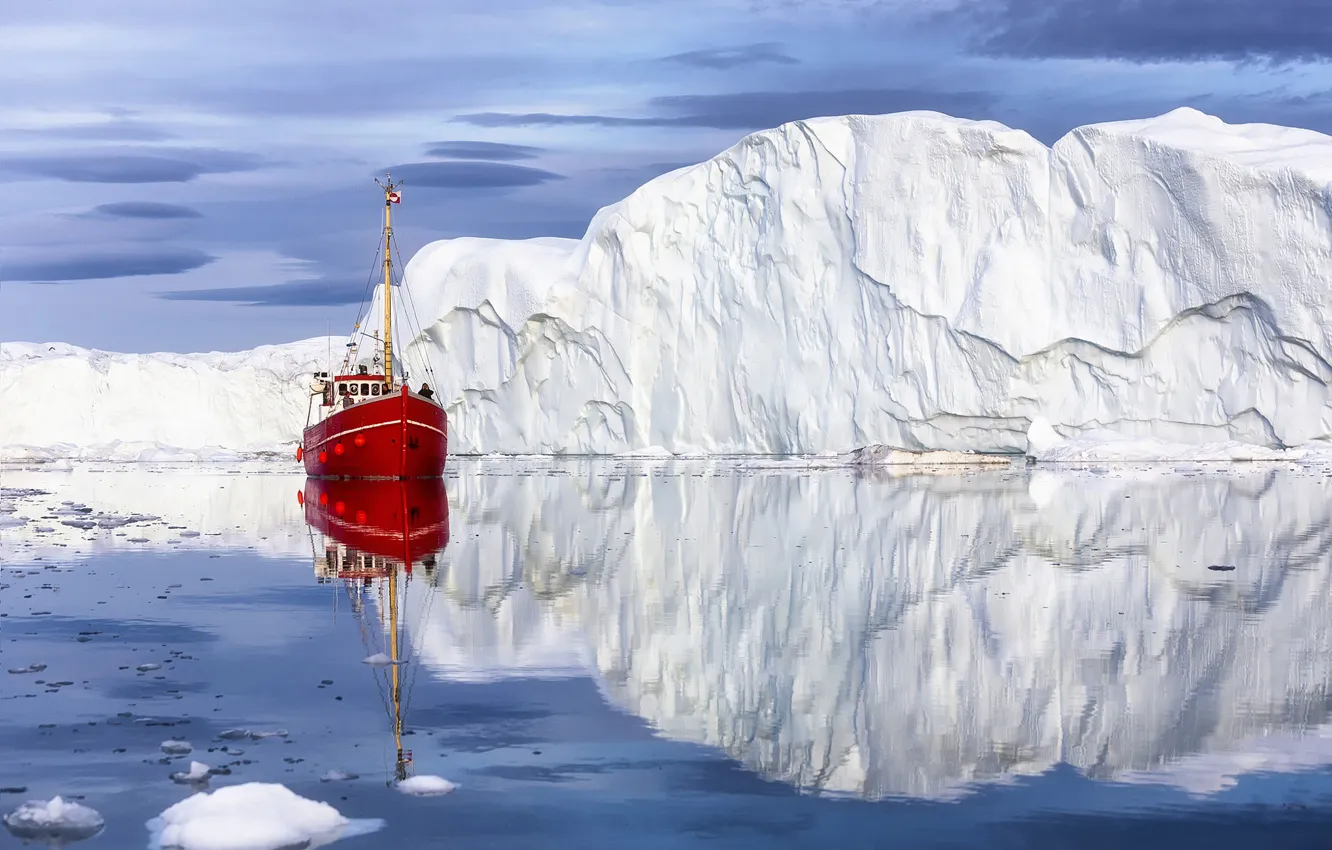Фото обои море, пейзаж, природа, отражение, айсберг, кораблик, льдина, Гренландия