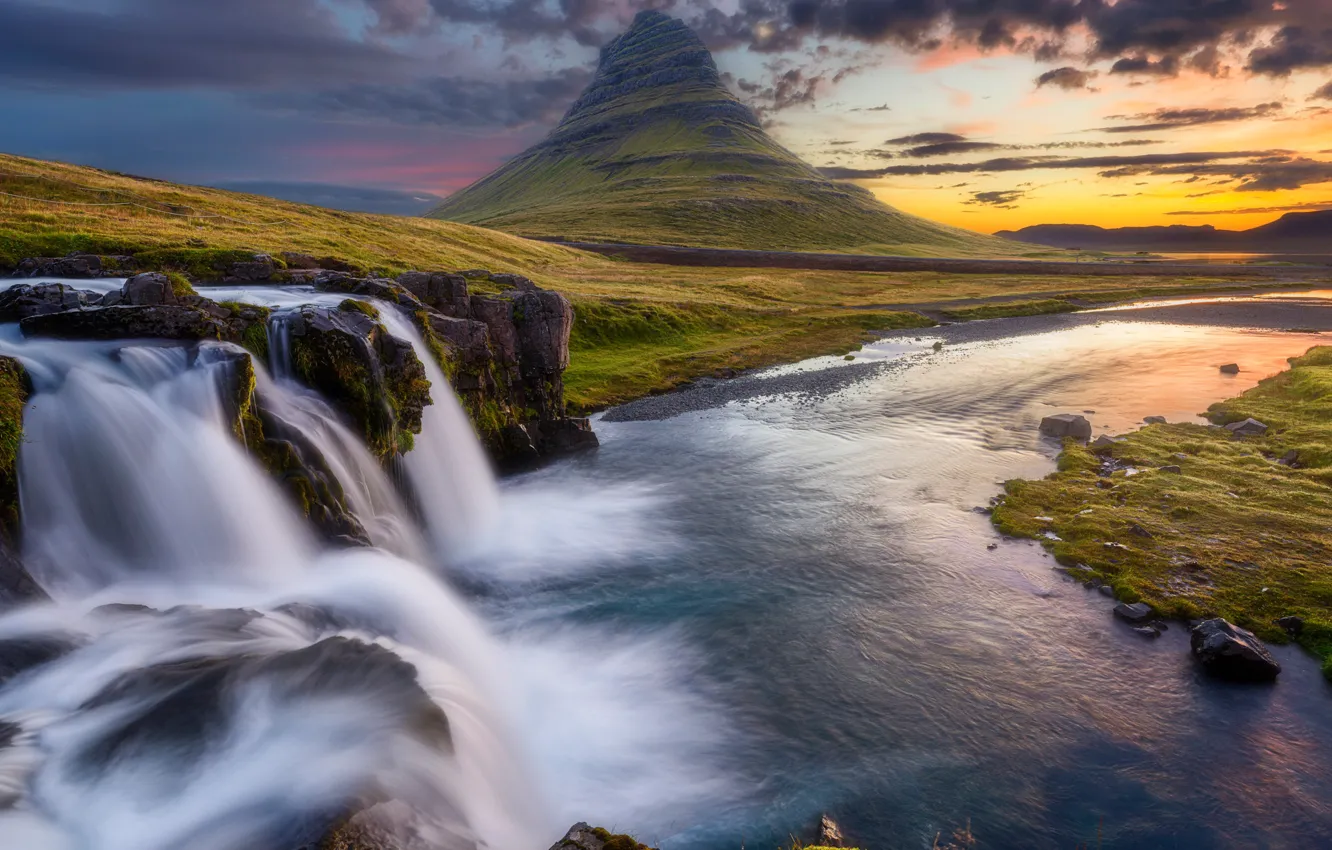 Фото обои небо, облака, закат, река, гора, водопад, Исландия, Kirkjufell