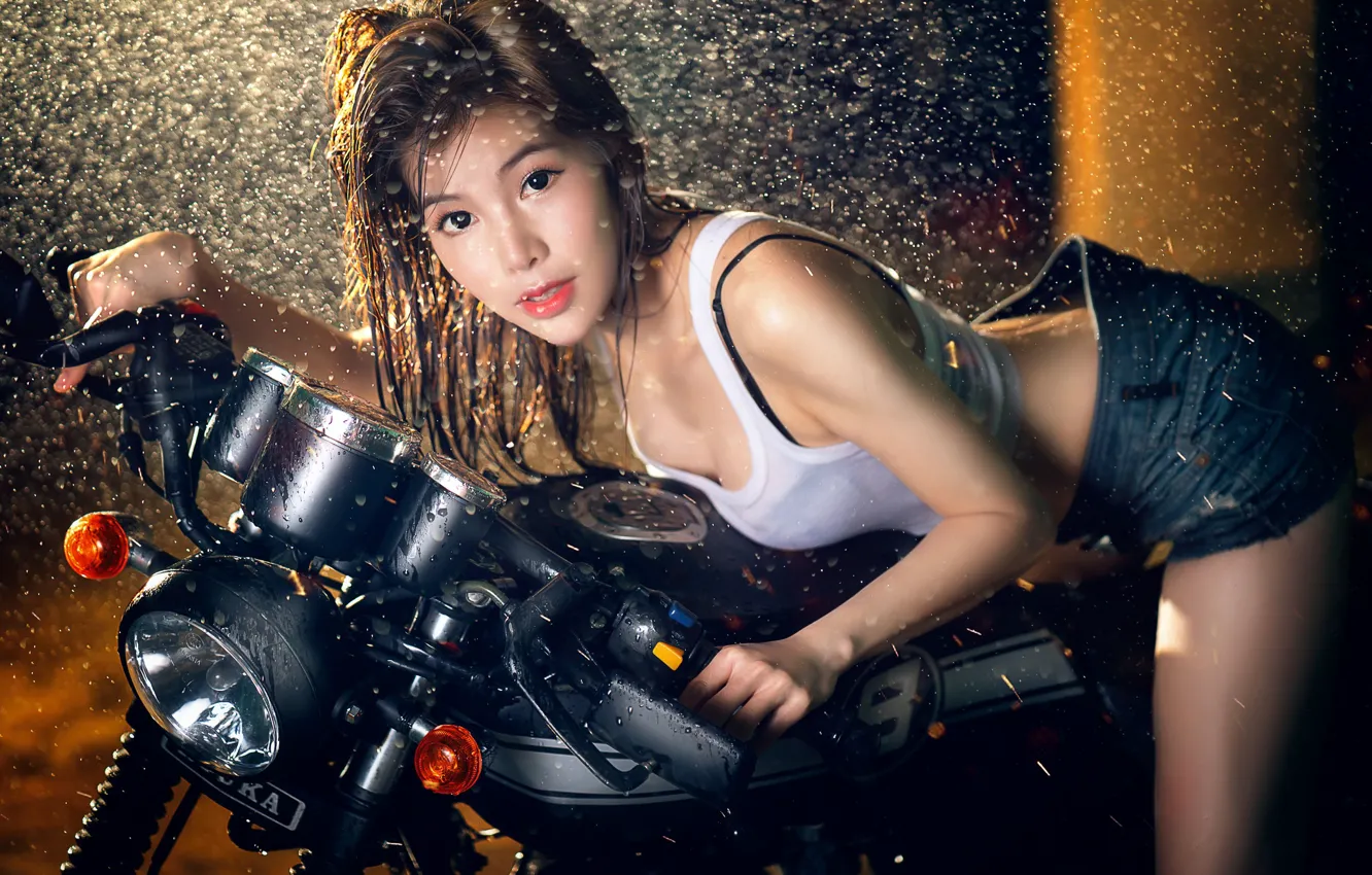 Фото обои взгляд, поза, дождь, шорты, мотоцикл, азиатка
