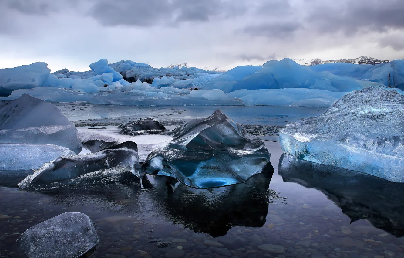 Фото обои лед, море, гроза, вода, камни, серые облака