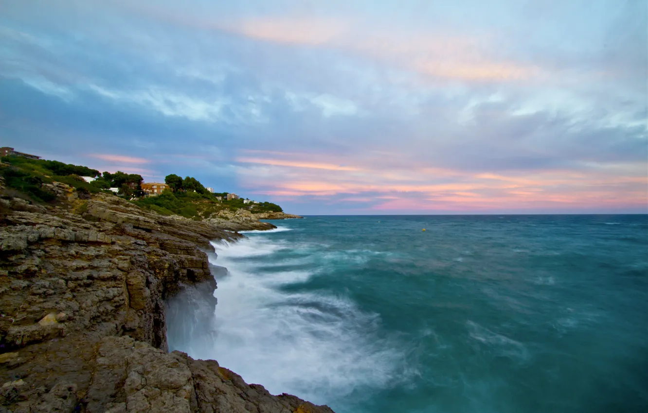 Фото обои море, волны, небо, скалы, берег, сине - розовые облака