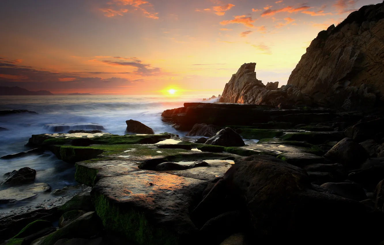 Фото обои камни, океан, скалы, мох, Закат