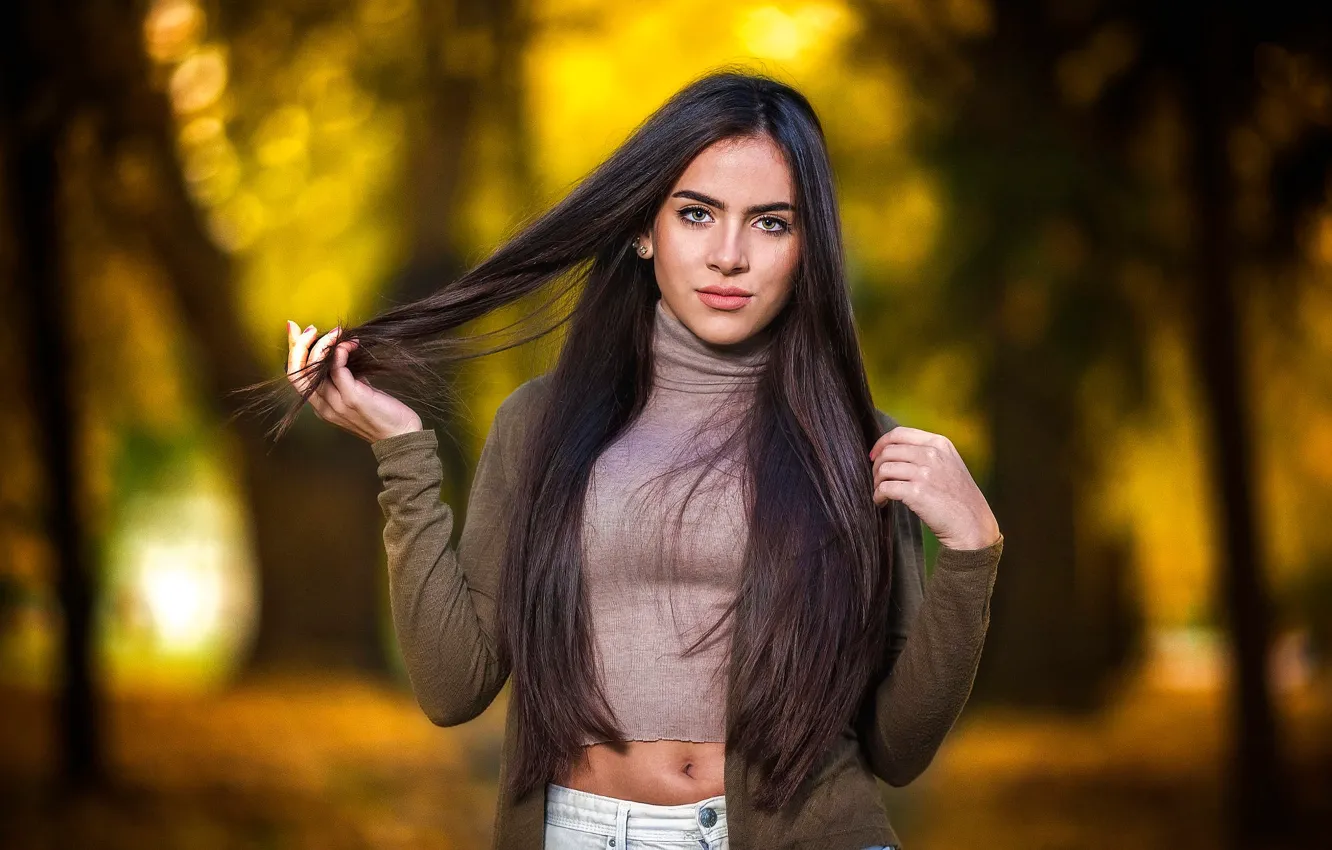 Фото обои осень, глаза, взгляд, девушка, поза, парк, руки, живот