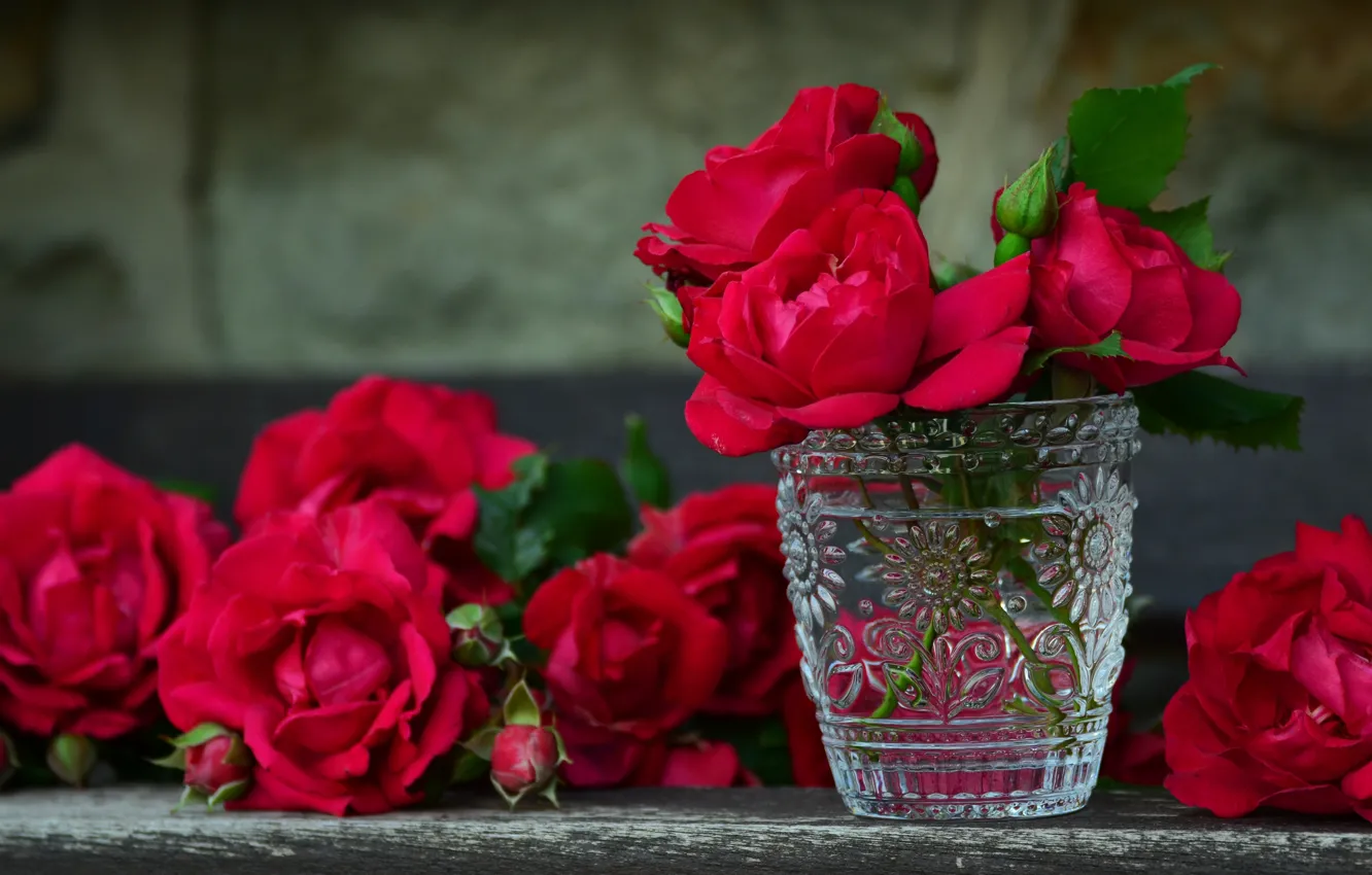 Фото обои цветы, стакан, доски, розы
