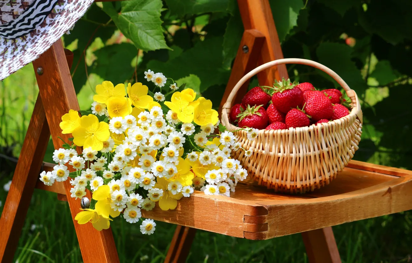Фото обои цветы, ягоды, шляпа, сад, клубника, двор, стул, корзинка
