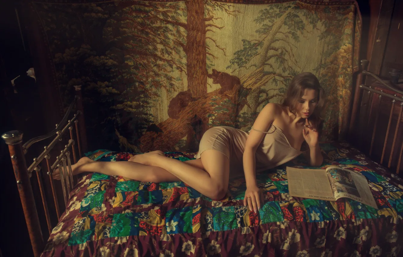 Фото обои девушка, поза, ретро, кровать, ковёр, ножки, журнал, чтение
