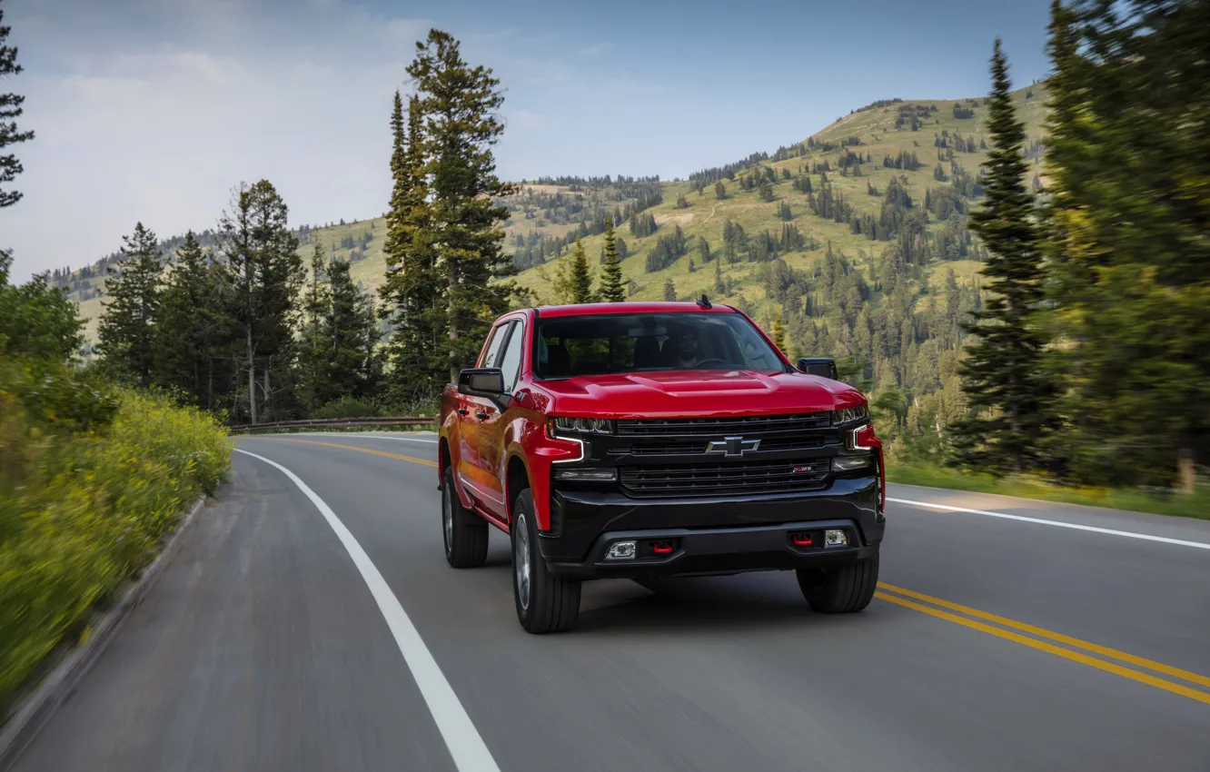 Фото обои красный, Chevrolet, пикап, Silverado, Z71, на дороге, Trail Boss, 2019