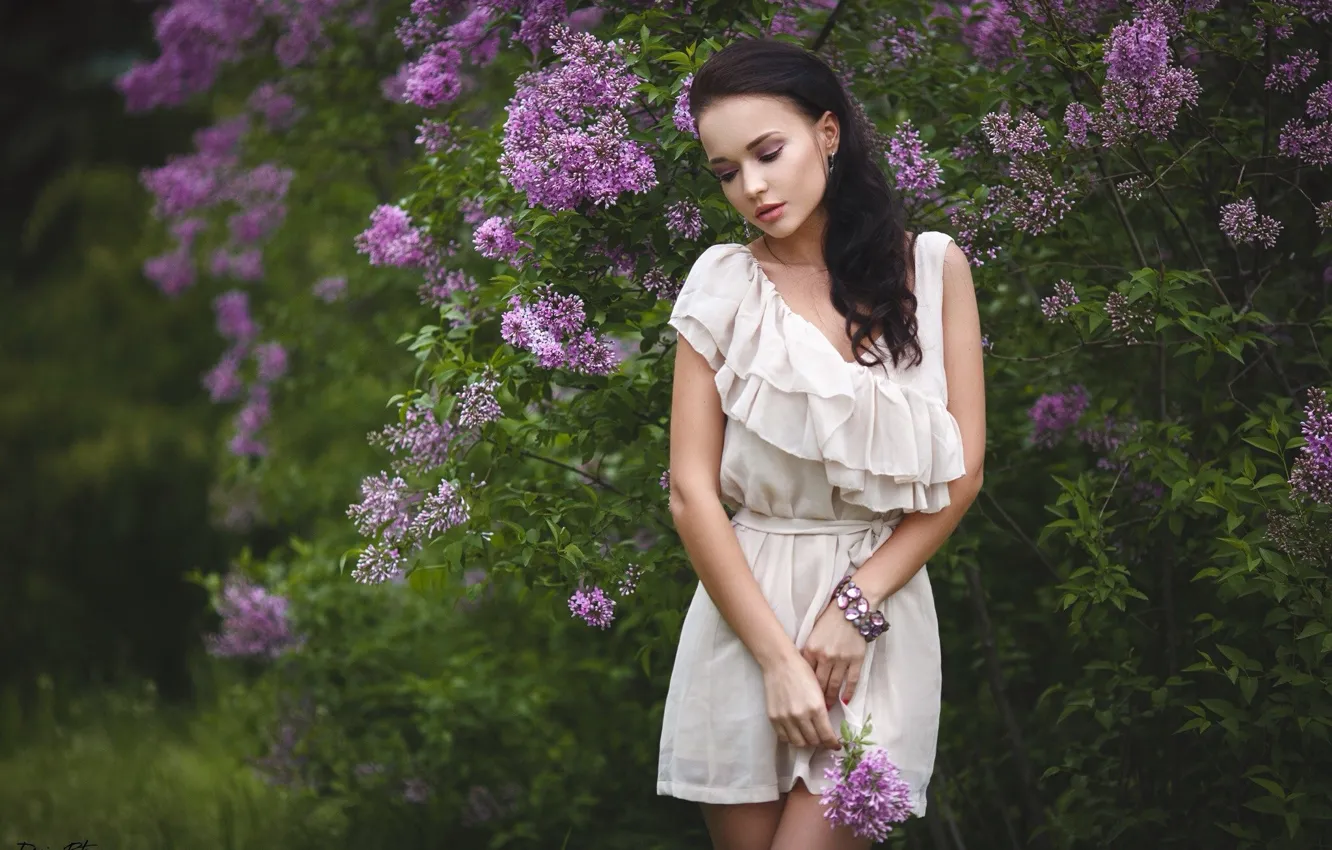 Фото обои листья, девушка, нежность, портрет, платье, брюнетка, браслет, красивая