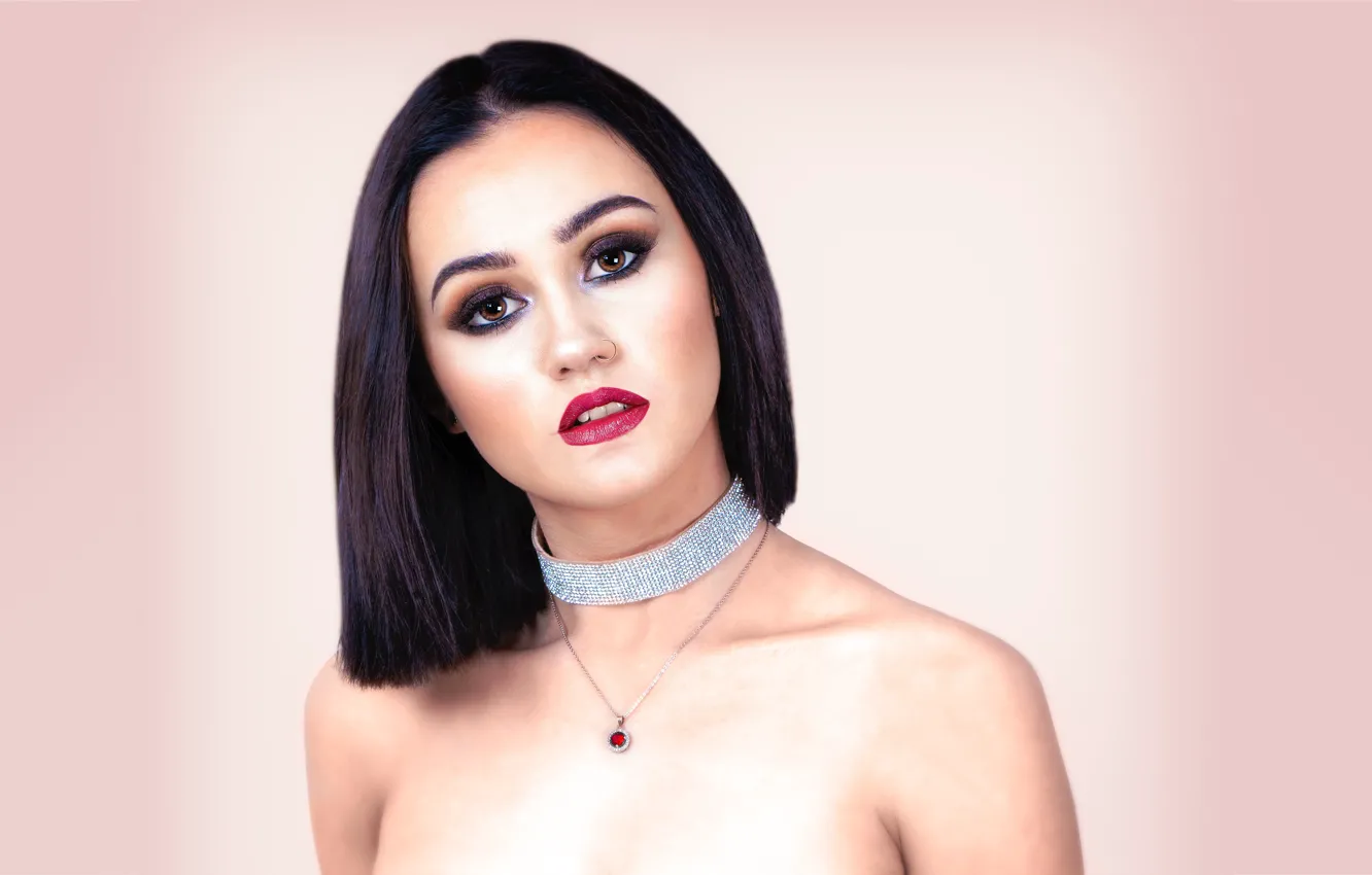 Фото обои взгляд, украшения, портрет, макияж, sexy, розовый фон, brown eyes, красивая девушка