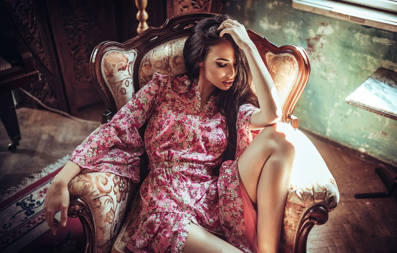 Фото обои девушка, поза, комната, кресло, платье, брюнетка, Borislav Georgiev