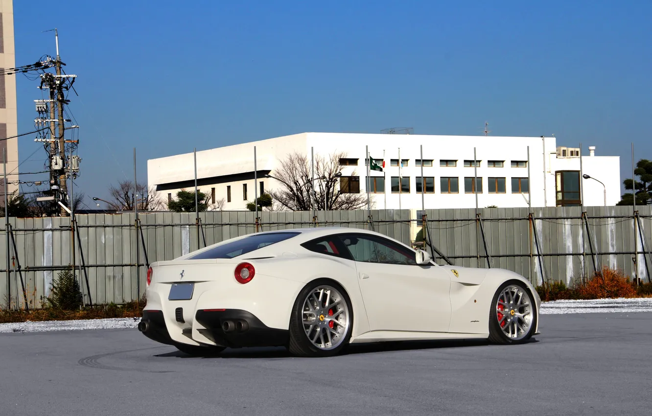 Фото обои белый, небо, white, ferrari, феррари, вид сзади, берлинетта, f12 berlinetta