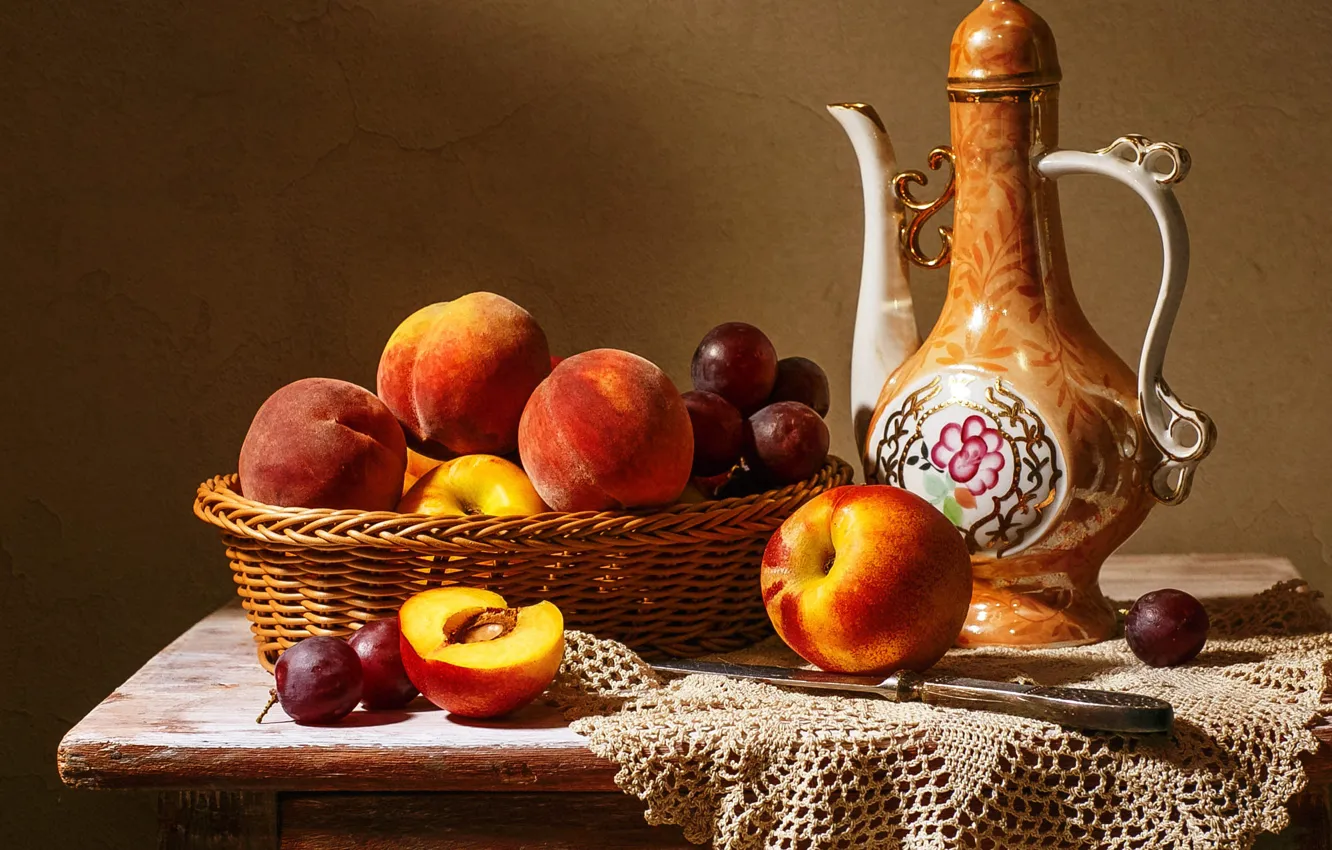 Фото обои стол, чайник, нож, кувшин, фрукты, натюрморт, персики, сливы