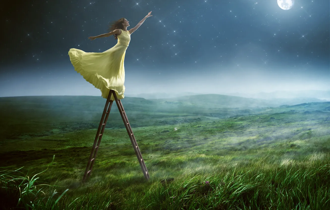 Фото обои зелень, поле, небо, трава, девушка, поза, туман, улыбка