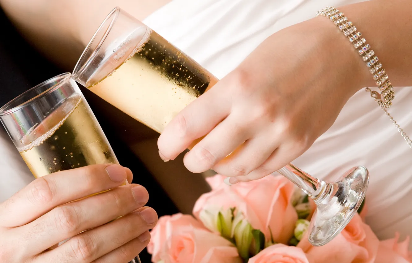Фото обои руки, бокалы, браслет, шампанское, свадьба