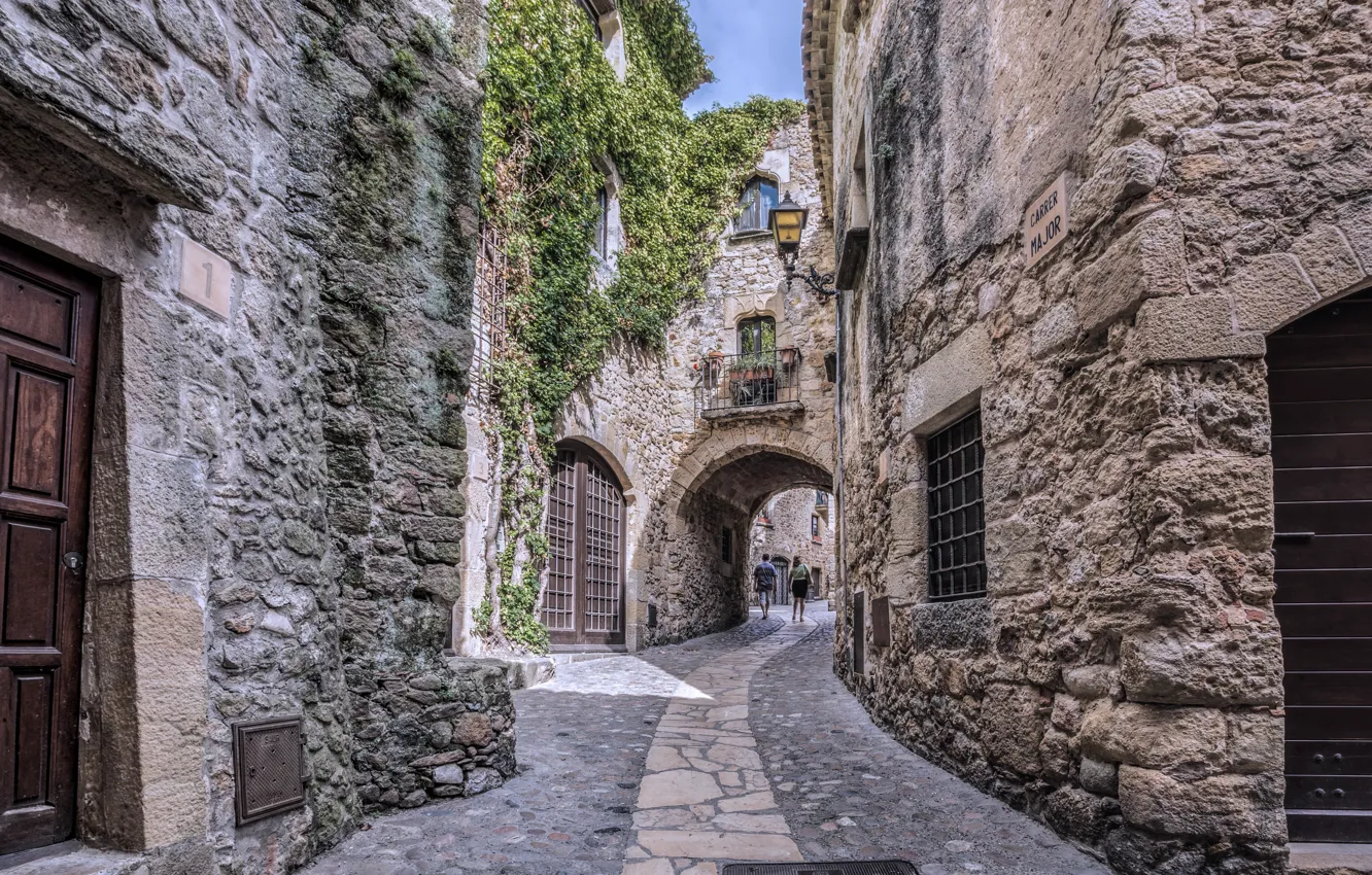 Фото обои улица, дома, фонарь, Испания, Каталония, туристы, средневековая деревня