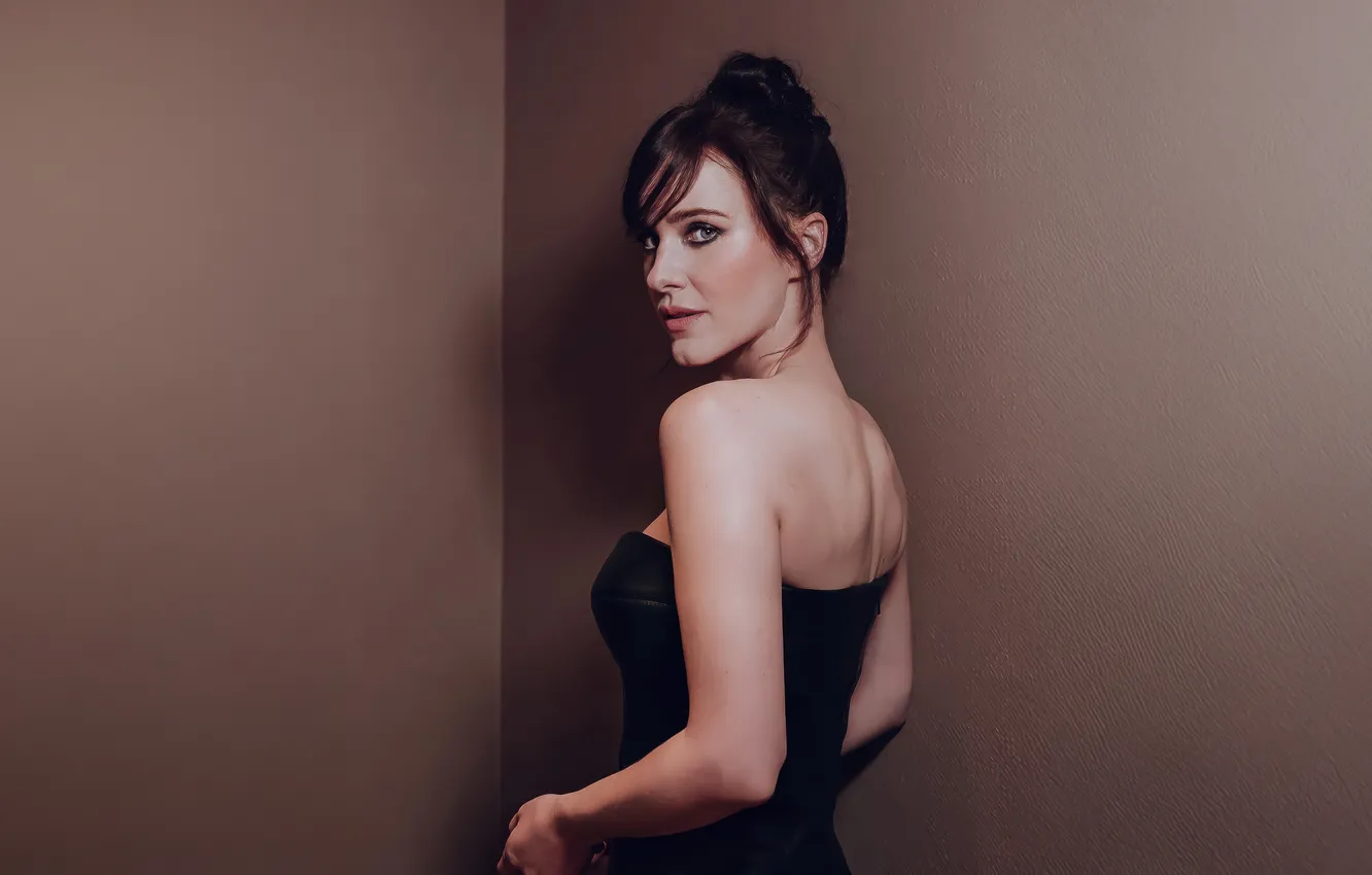 Фото обои взгляд, поза, спина, макияж, фигура, актриса, Rachel Brosnahan, Рэйчел Броснахэн