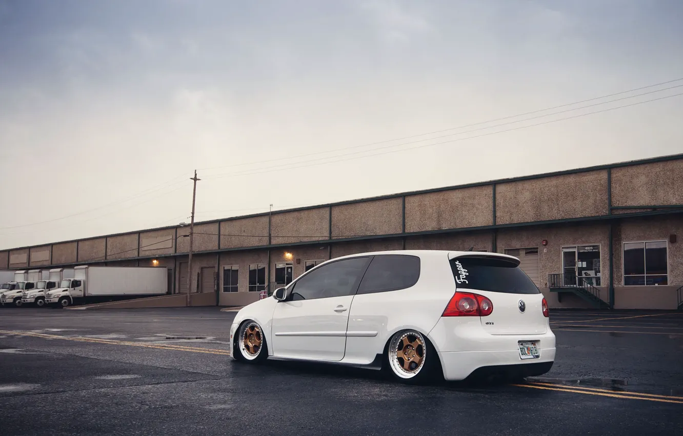 Фото обои white, golf, stance, mk5, Volkswagtn