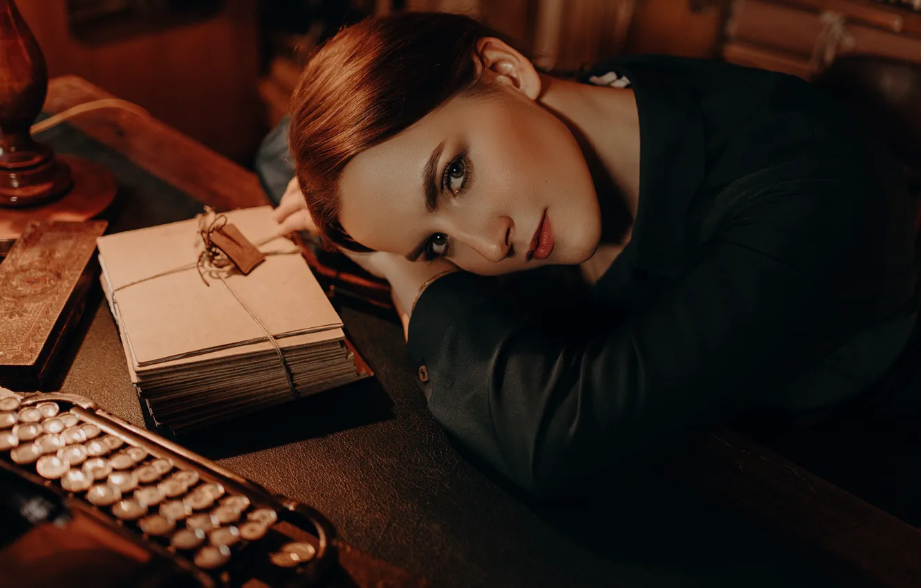 Фото обои взгляд, девушка, лицо, поза, настроение, письма, пишущая машинка, Альбина Пономарева