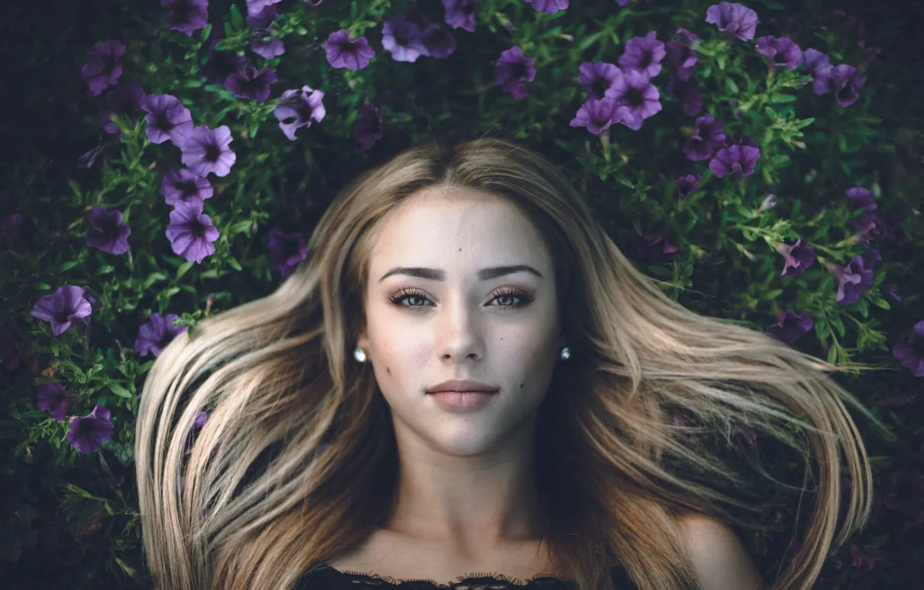 Фото обои девушка, волосы, губки, цветочки, Charly