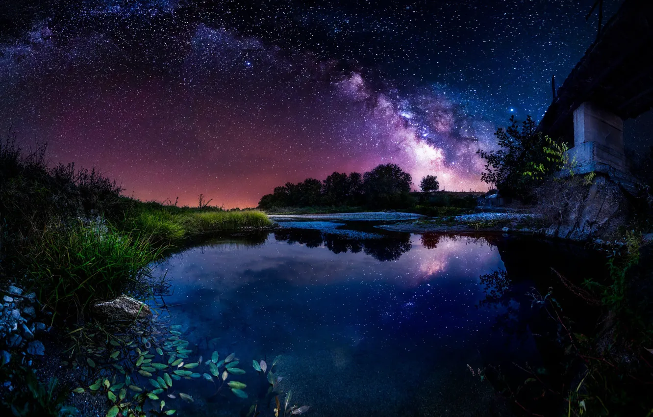 Фото обои небо, звезды, ночь, мост, река, млечный путь