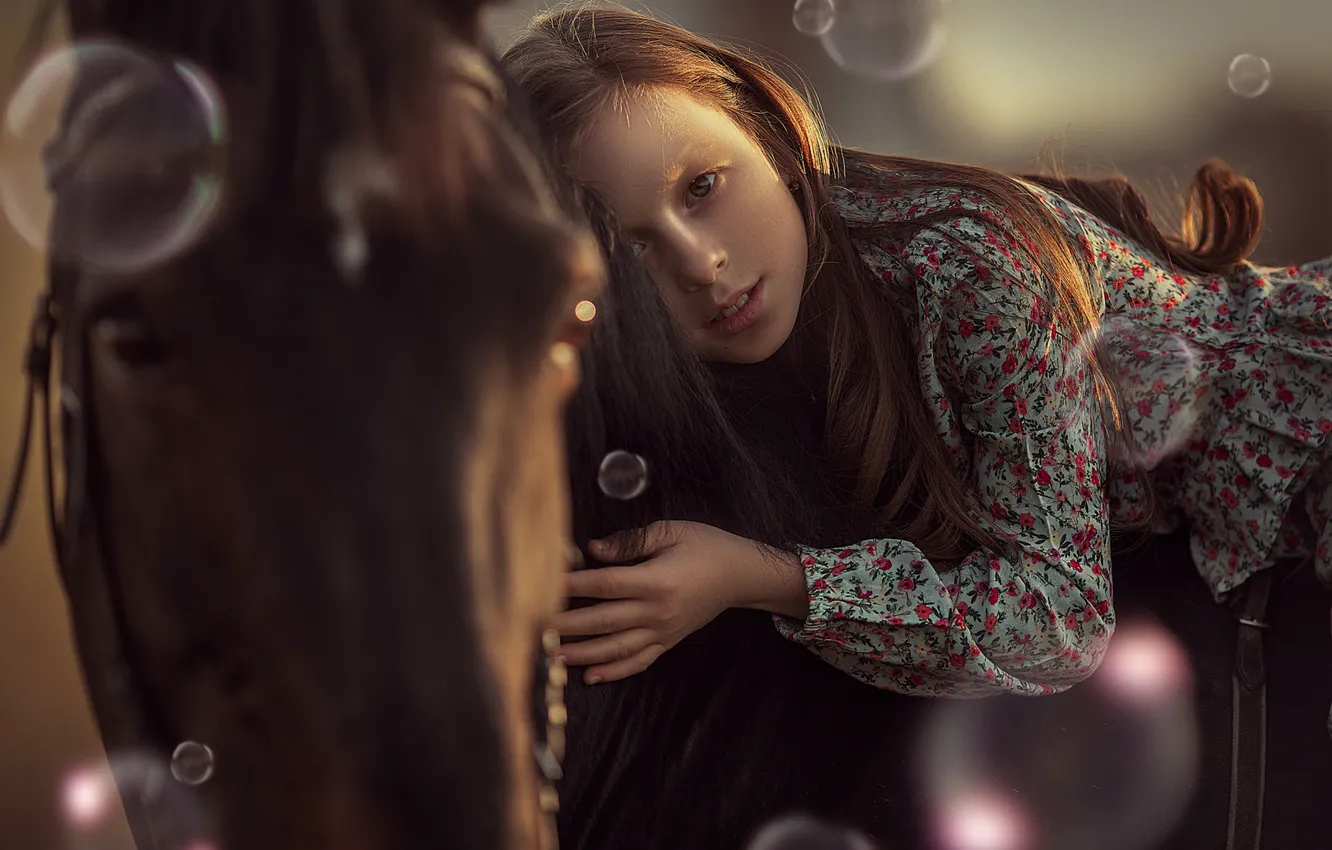 Фото обои взгляд, морда, конь, лошадь, рука, мыльные пузыри, девочка, Анюта Онтикова