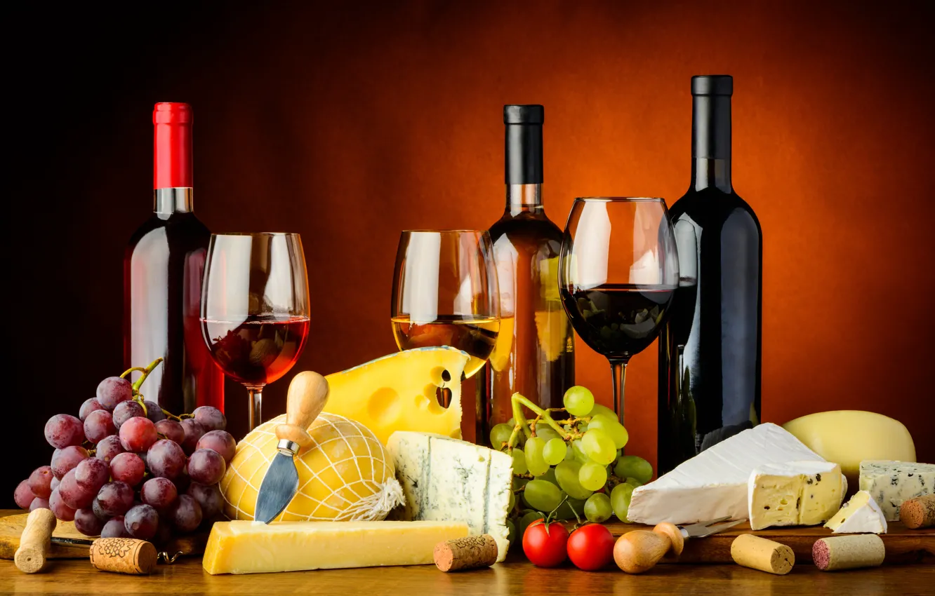 Фото обои вино, бокалы, виноград, нож, пробки, бутылки, вилка, помидоры
