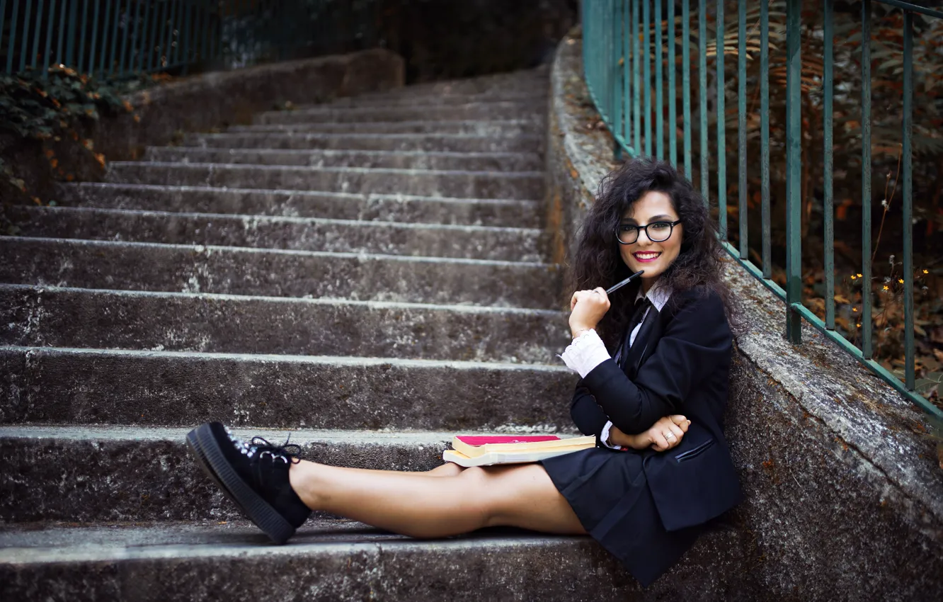 Фото обои взгляд, девушка, природа, поза, улыбка, ноги, черный, юбка