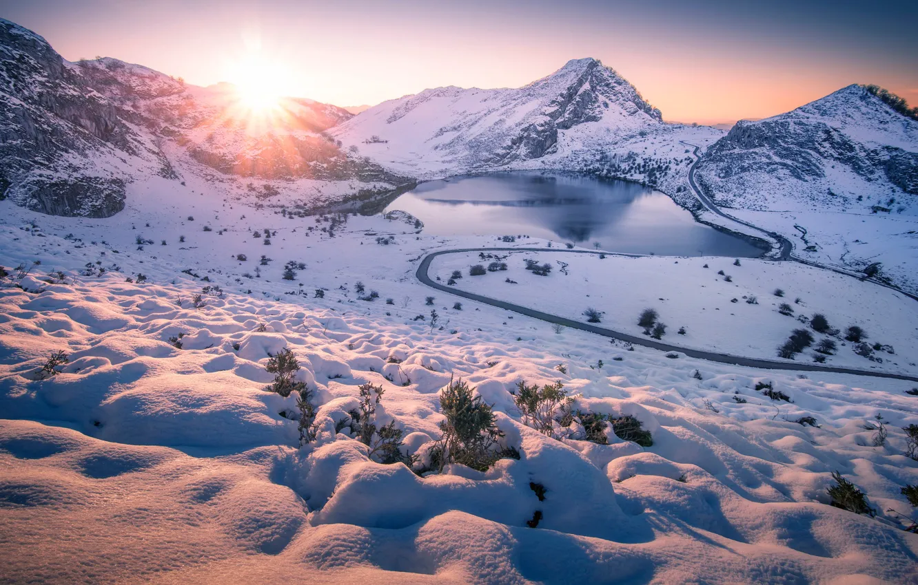 Фото обои зима, дорога, солнце, снег, горы, озеро