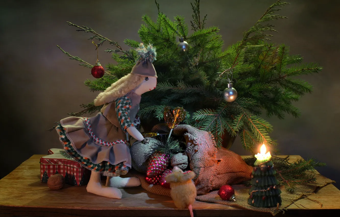 Фото обои зима, игрушки, елка, новый год, рождество, мышь, подарки, натюрморт