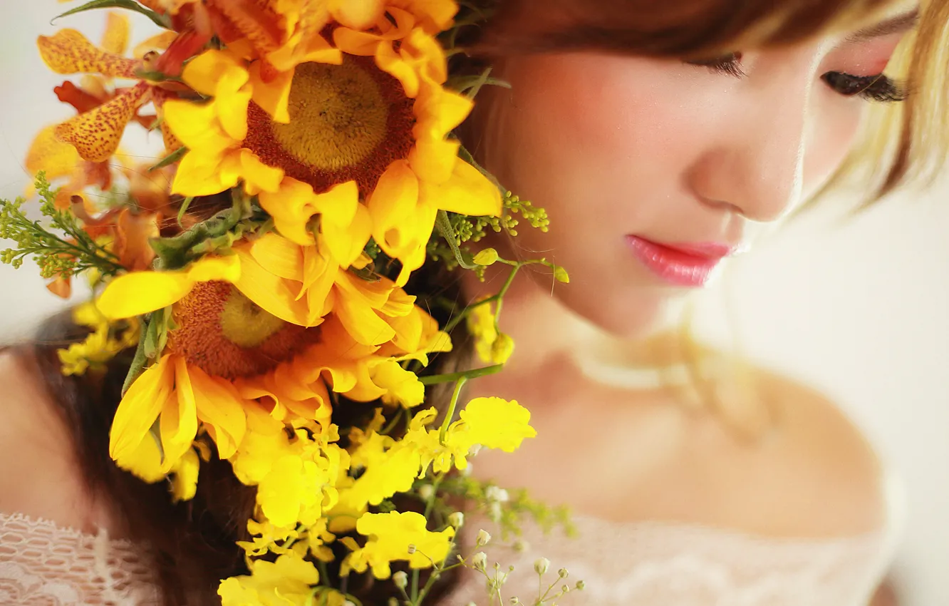 Фото обои подсолнухи, цветы, лицо, фон, макияж, помада, азиатка, красотка