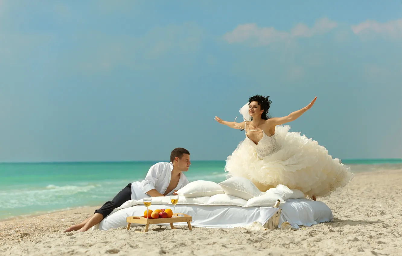 Фото обои песок, море, девушка, радость, берег, подушки, платье, бокалы