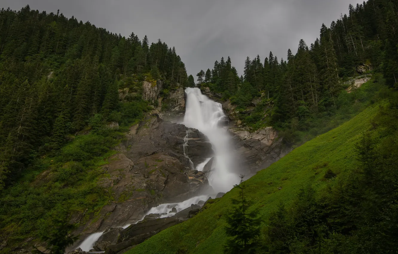 Фото обои лес, горы, камни, скалы, водопад, поток, ели, мощь