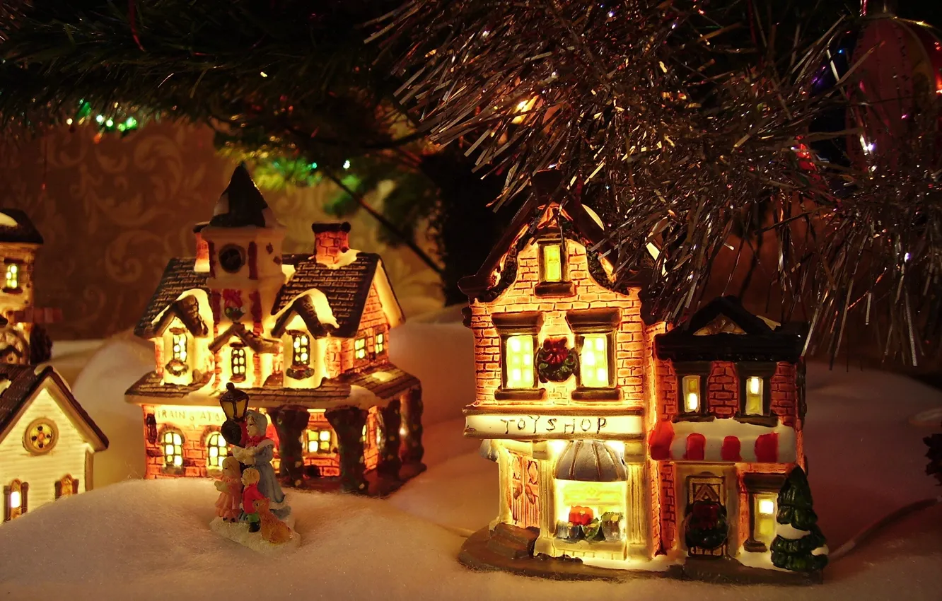 Фото обои снег, огни, домики, гирлянда, Игрушки, декорация, снежок, под ёлкой