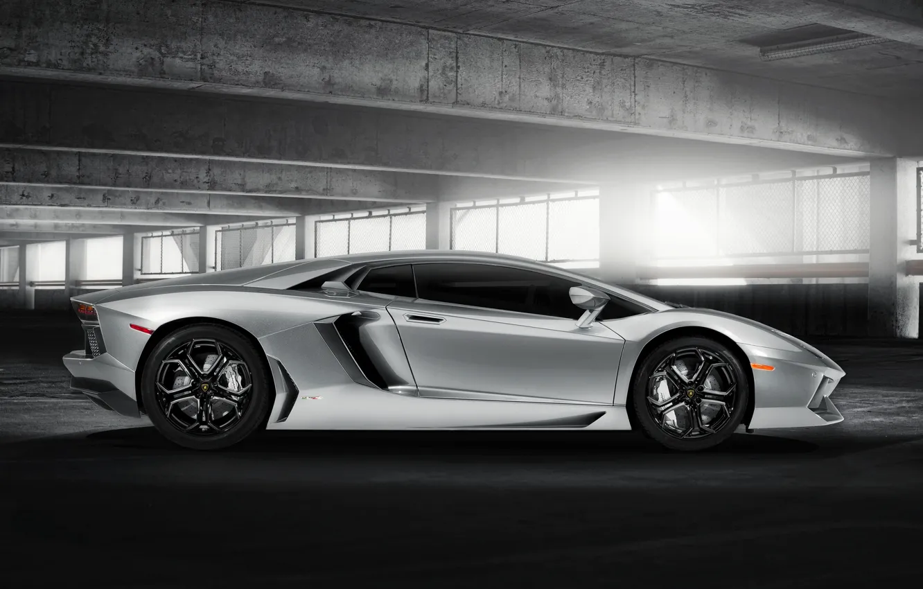 Фото обои здание, Lamborghini, серебристый, блик, ламборджини, LP700-4, Aventador, ламборгини