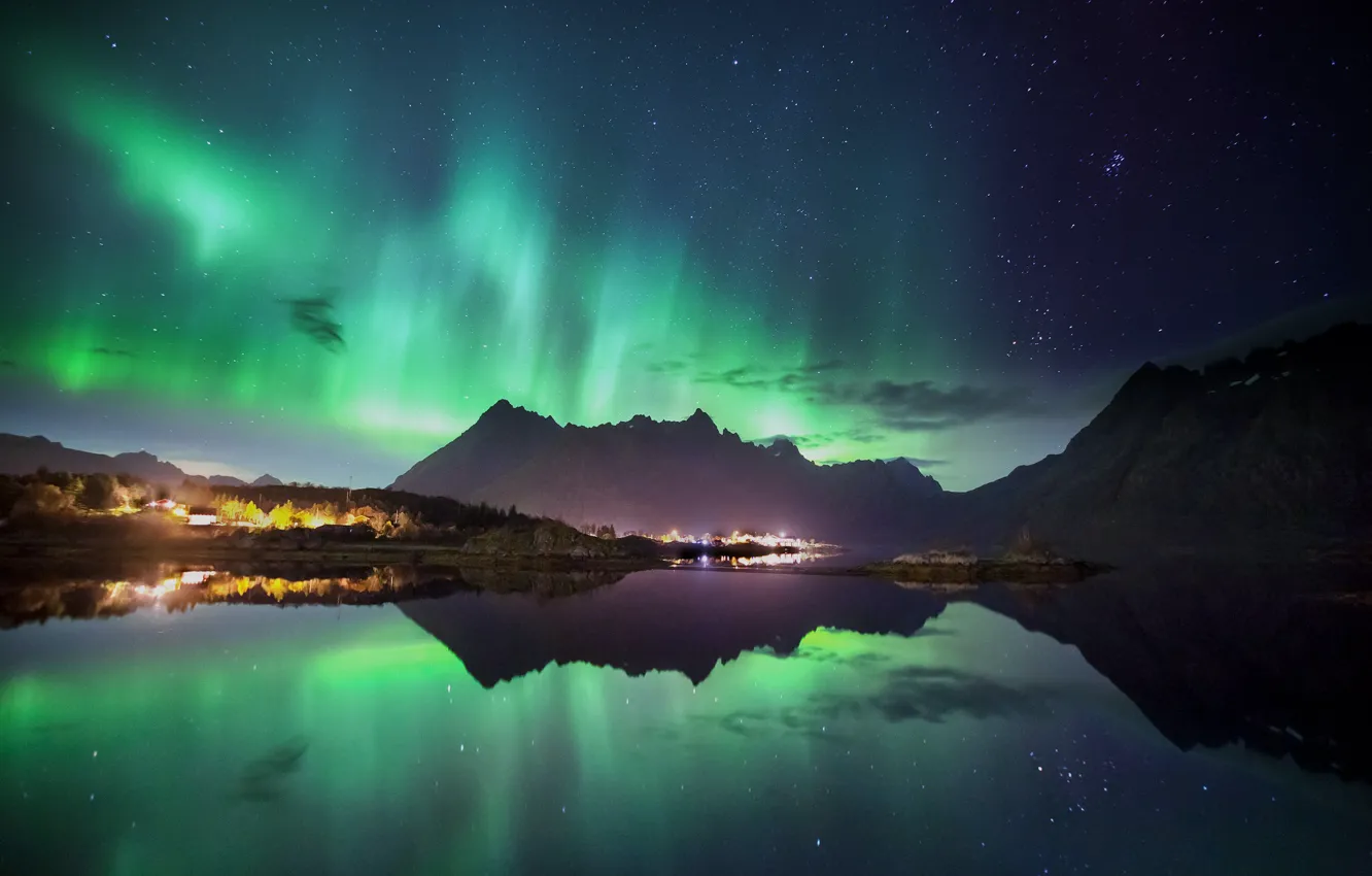 Фото обои свет, горы, ночь, отражение, северное сияние, городок, поселок, фьорд
