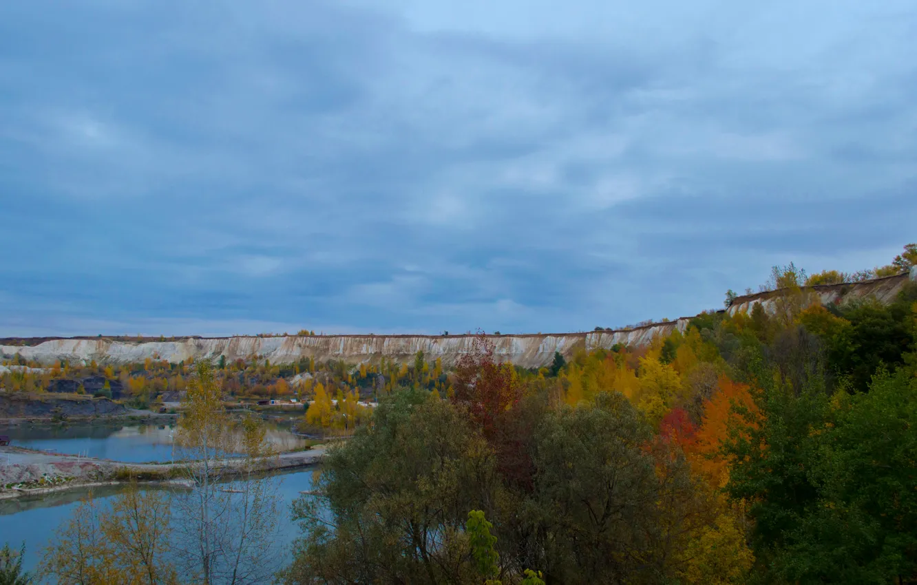 Фото обои осень, озеро, листва, мел, карьер, белый колодец