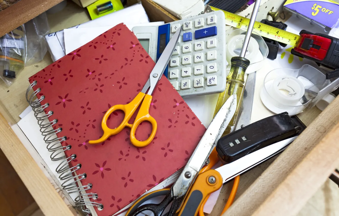 Фото обои scissors, screwdriver, calculator, drawer, clutter