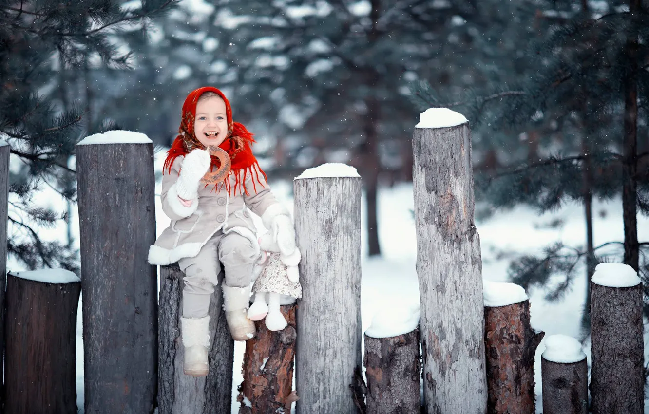 Фото обои зима, снег, радость, улыбка, настроение, игрушка, девочка, брёвна