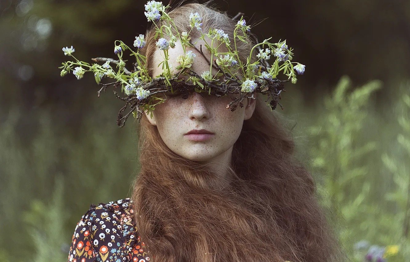 Фото обои ТРАВА, ЗЕЛЕНЬ, ЦВЕТЫ, ВЕНОК, РЫЖЕВОЛОСАЯ, ВЕСНУШКИ, фотограф Alexandra Bochkareva