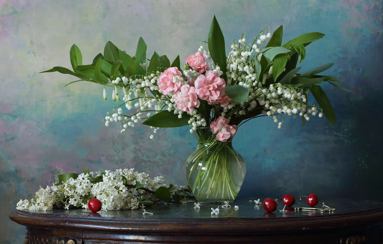 Фото обои цветы, ягоды, ваза, натюрморт, ландыши, столик, черешня, сирень