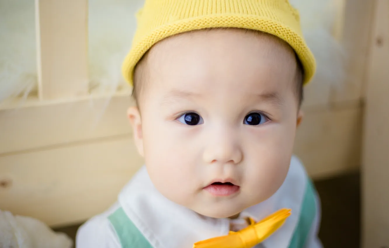 Фото обои boy, baby, bed, yellow hat