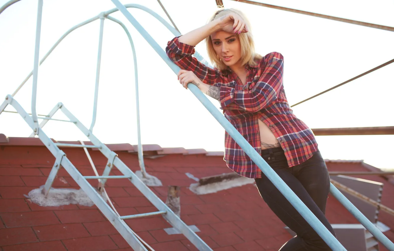 Фото обои крыша, взгляд, девушка, блондинка, рубашка, Alysha Nett