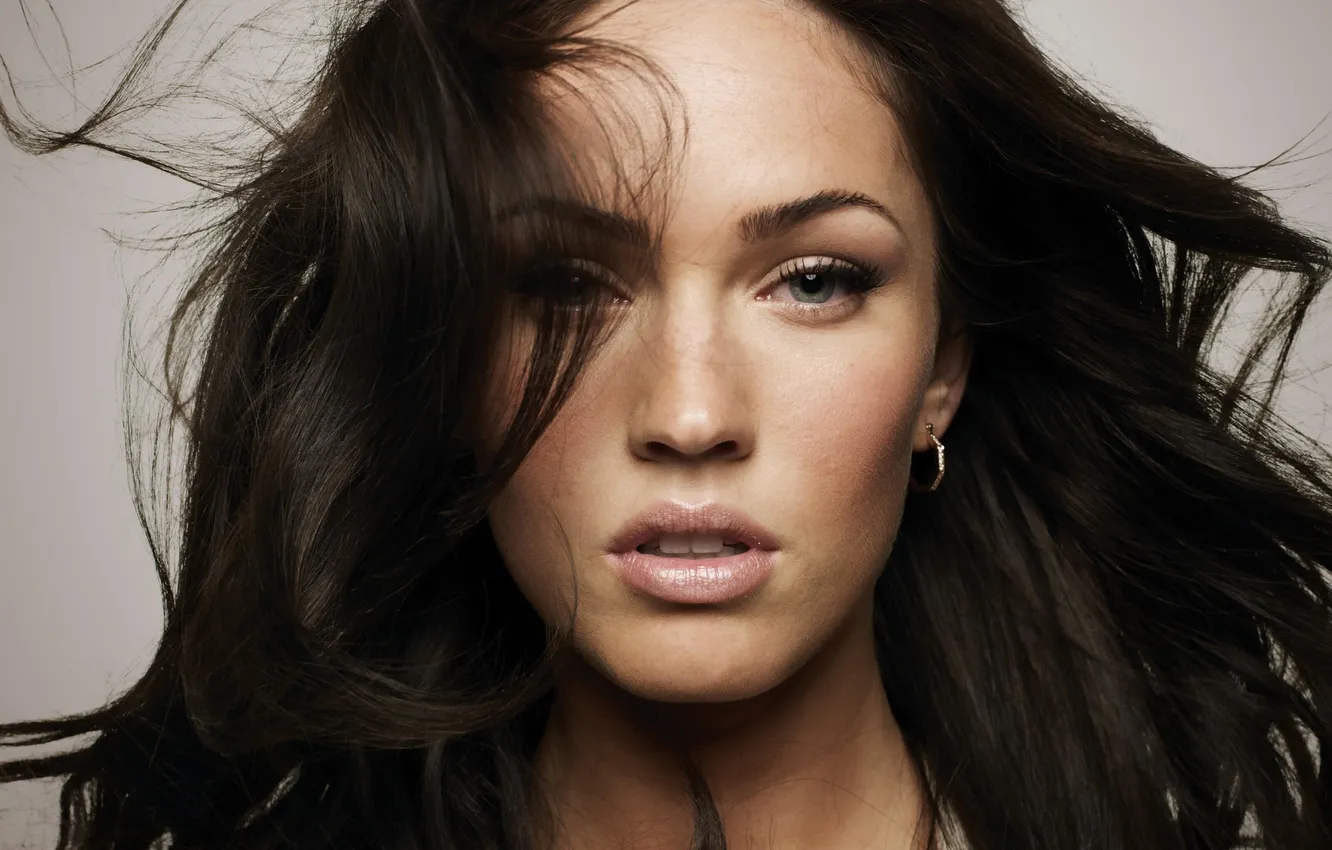 Фото обои глаза, взгляд, лицо, волосы, серьги, губы, megan fox, меган фокс