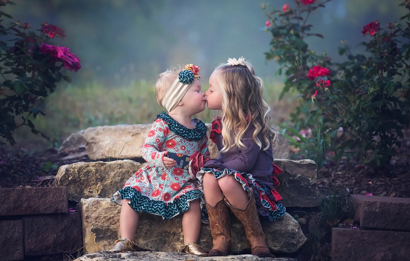 Фото обои дети, девочки, сёстры, поцелуйчик