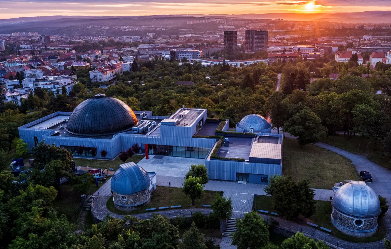 Фото обои закат, дома, вечер, Чехия, вид с высоты, Hvězdárna a planetárium Brno, обсерватория и планетарий, город …